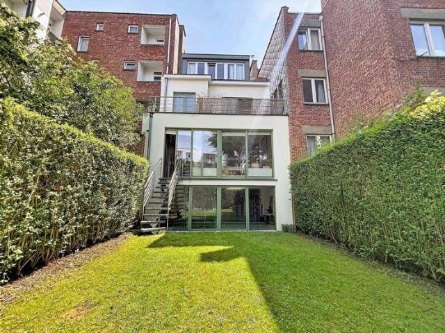 Beautiful 4 bedroom house with an office and a garden