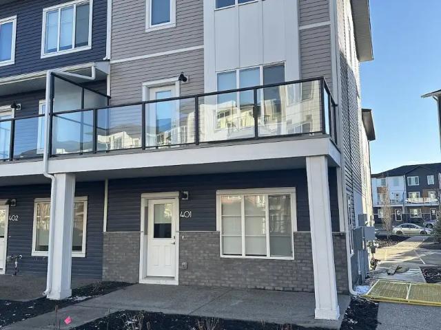 Beautiful 4 Bedroom Townhouse in Chestermere