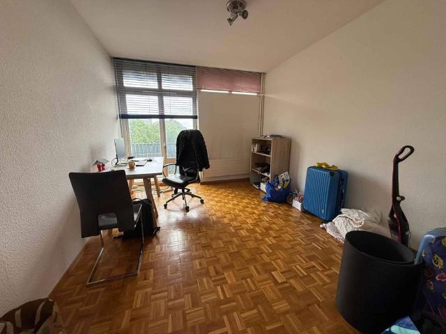 Beautiful 4 room apartment through the building