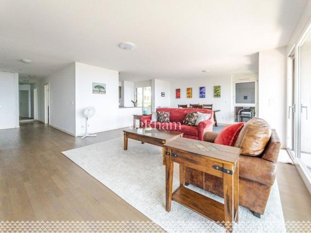 Beautiful 5.5 room apartment with lake view!