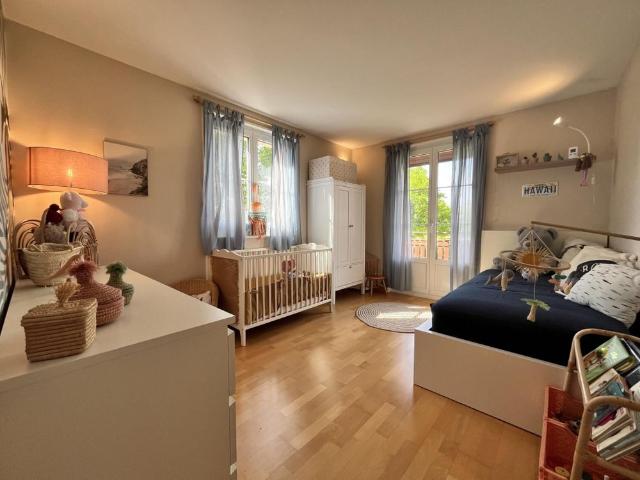 Beautiful 5.5 room family house with garden, terrace and 2 parking spaces Sole agent