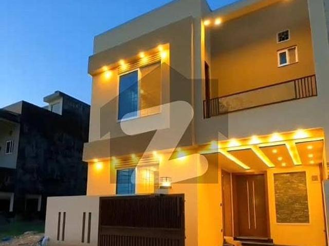 Beautiful 5 Marla Corner House for Sale Spacious Family Home with Servant Quarter