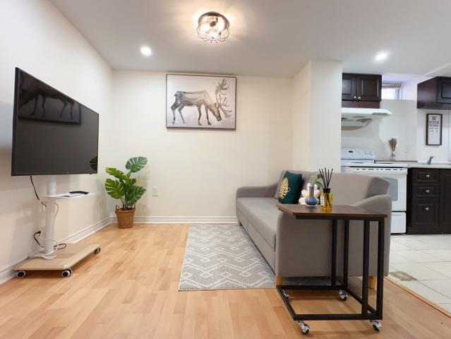 Beautiful Cozy Private Entry Basement Apartment