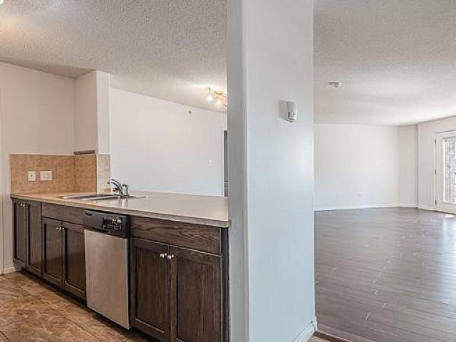 ️⃣beautiful Condo | 2 Titled Parking Spots | 2 Bedrooms + Den♨️