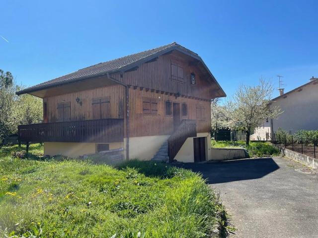 Beautiful chalet on a fenced, wooded plot of 955 m²