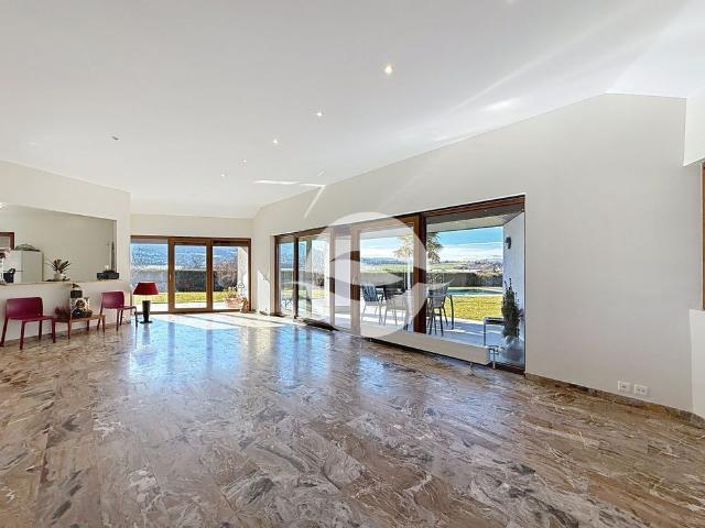 Beautiful and spacious contemporary villa, with unobstructed views!