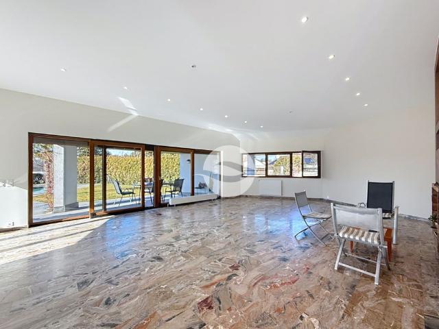 Beautiful and spacious contemporary villa, with unobstructed views!