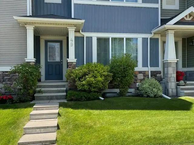 Beautiful Airdrie Townhouse Close to everything!
