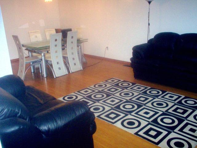 Beautiful bright lrge 3bdrm MAIN FLOOR of house