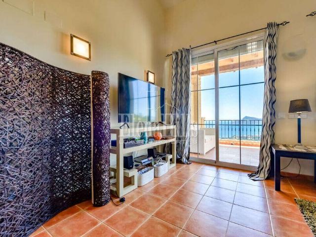 Beautiful bungalow with spectacular views of the sea and the mountains