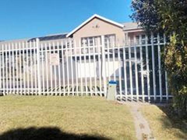 beautiful garden cottage in rant en.