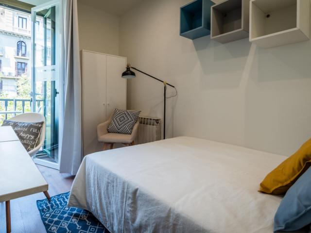 Beautiful double bedroom in a 7 Bedroom apartment, in Eixample