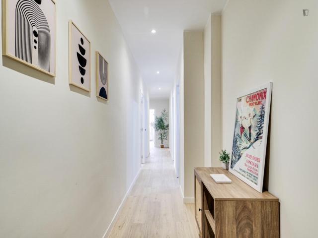 Beautiful double bedroom with a balcony, in El Raval