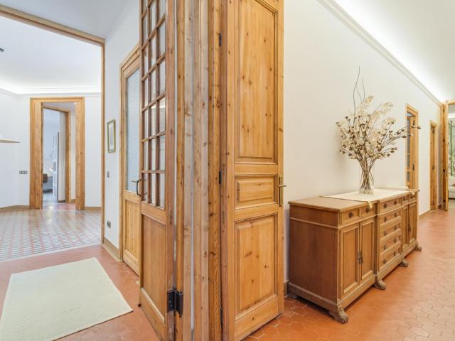 Beautiful double ensuite bedroom with private lounge area in coliving within walking distance to Universitat de Barcelona
