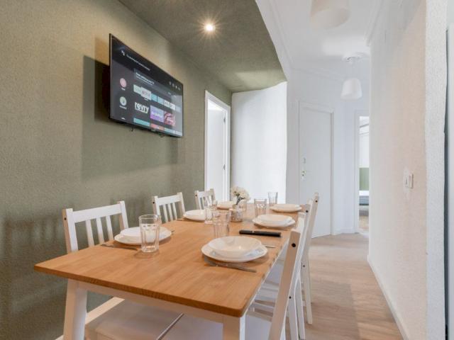 Beautiful double room on Avenida America
