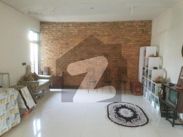 Beautiful Double Storey House in I 8/4 in a closed end family freindly street I 8/4