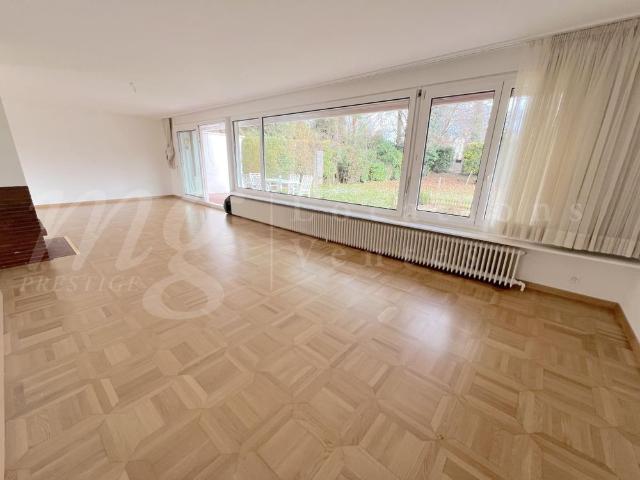 BEAUTIFUL DETACHED FAMILY HOUSE OF 220 m2 approx. LARGE PRIVATE GARDEN OF 1250 m2 WITH SWIMMING POOL