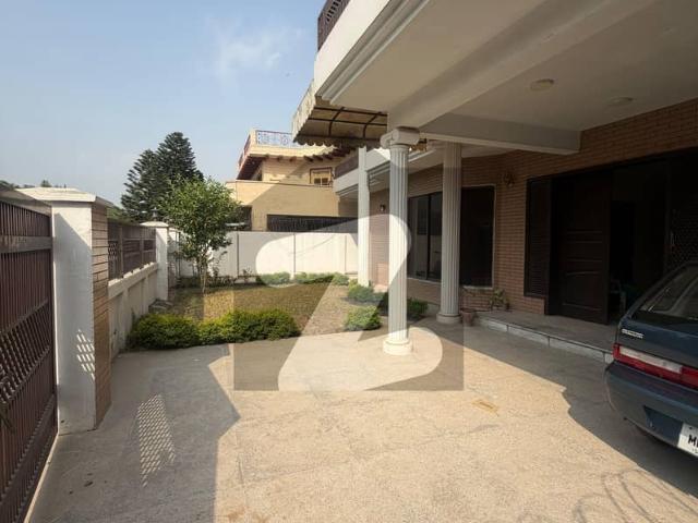 Beautiful Full House at Ideal Location Of F 11 Islamabad Available For Rent 800 Square Yards, Top Class Location