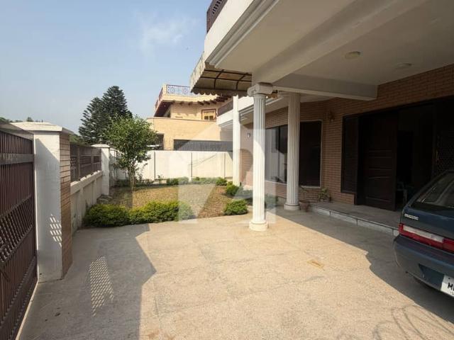 Beautiful Full House at Ideal Location Of F 11 Islamabad Available For Rent 800 Square Yards, Top Class Location