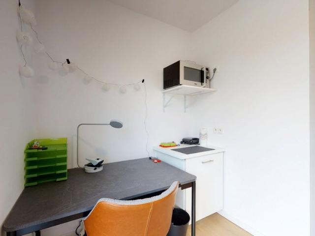 Beautiful furnished student room AVAILABLE IMMEDIATELY!