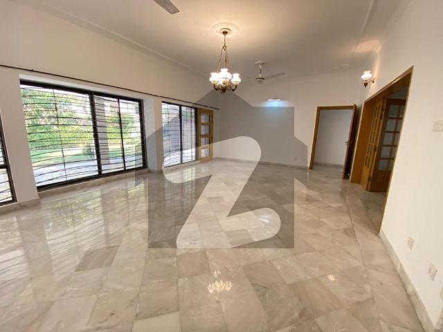 Beautiful house available for rent on prime location F 6