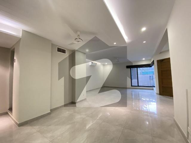 Beautiful house available for rent on prime location F 6