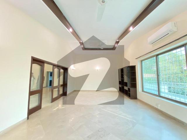 Beautiful house available for rent on prime location F 6