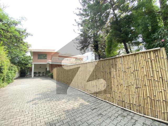 Beautiful house available for rent with big lawn on prime location E 7