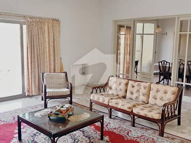 Beautiful house in main cantt for rent