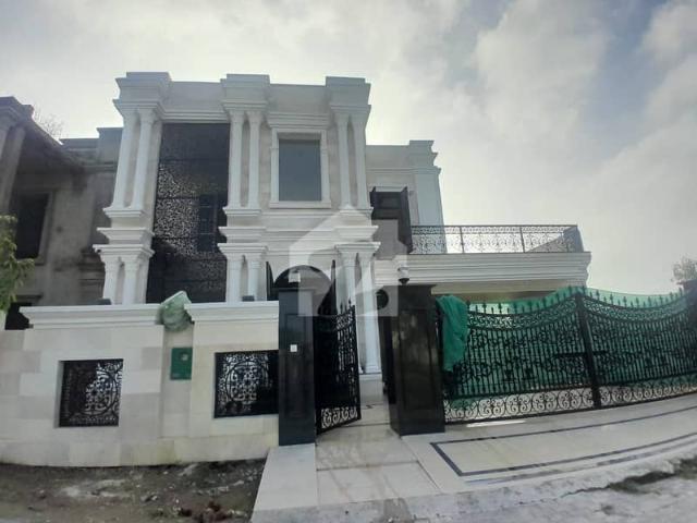 Beautiful house with full basement house 14.5 marla available for sale in bahria orchard