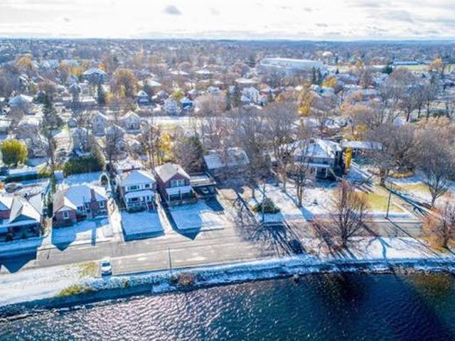 Beautiful House with Lake Views Walk to Downtown