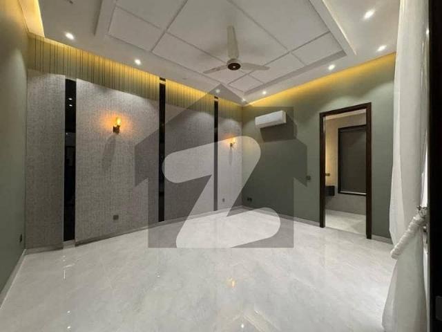 Beautiful House's Portion Tv Lawn Near To Market