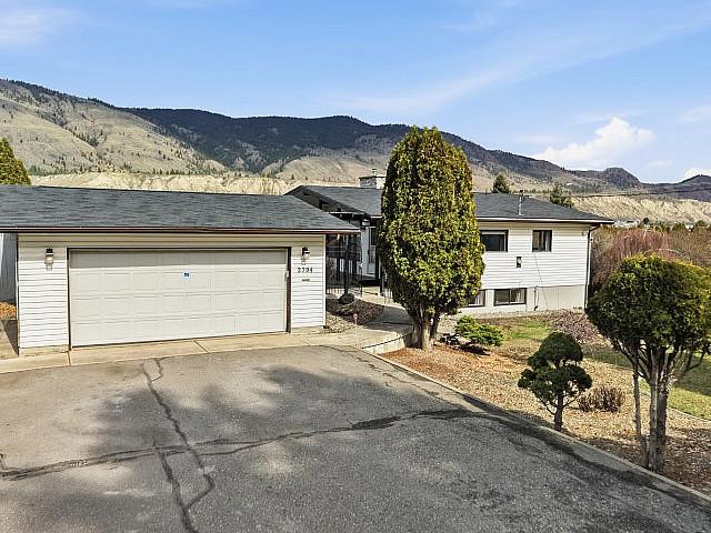 Beautiful Home On A Huge Lot With Rental Suite In Valleyview