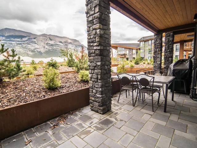 Beautiful one bedroom condo with amazing view of Grotto Mountain