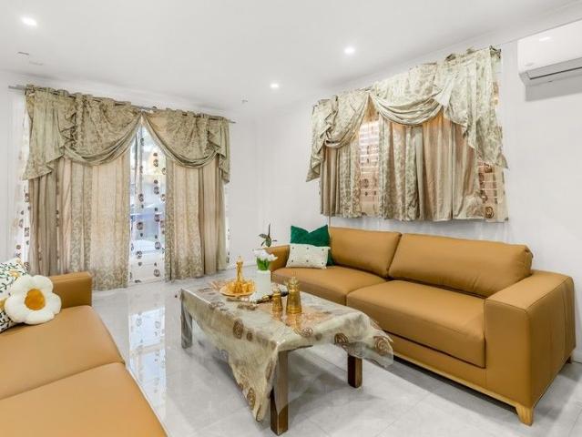 Beautiful Lowset Home Walk to Shops, Schools & Transport