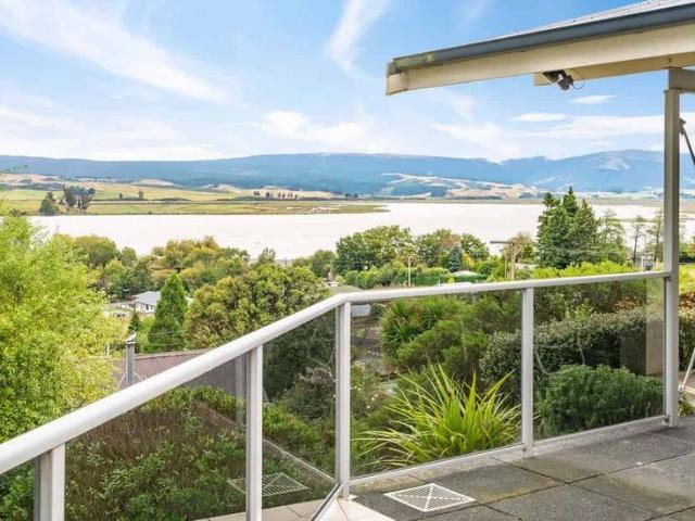 Beautiful lake view 2 Bedroom House in Waihola