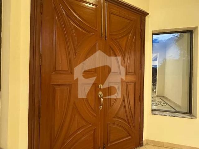 Beautiful Luxury House For Sale In F 10/2 Islamabad 677 Sq. Yard Prime Vip Location Close End Street