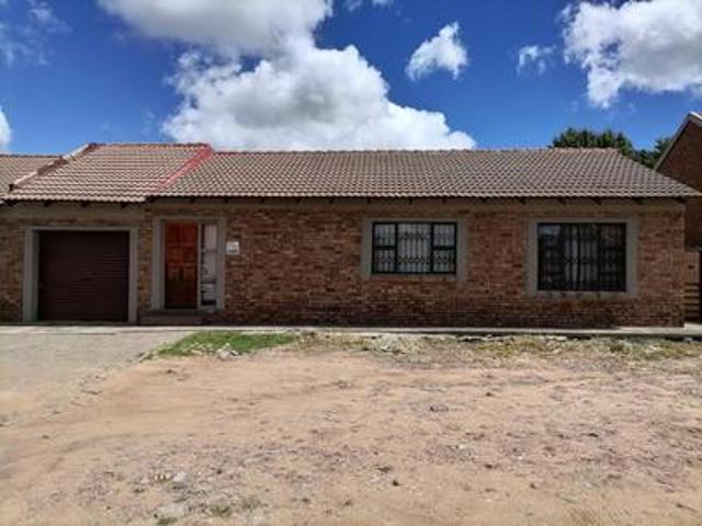 beautiful move in ready townhouse fo.