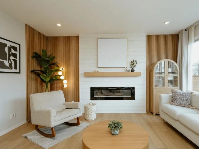 Beautiful Modern 3 Bedroom + Bonus Room Home With Double Garage In Seton