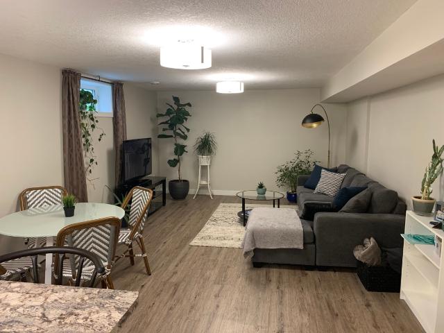 Beautiful Newer 2 Bedroom Suite – Bright & Spacious