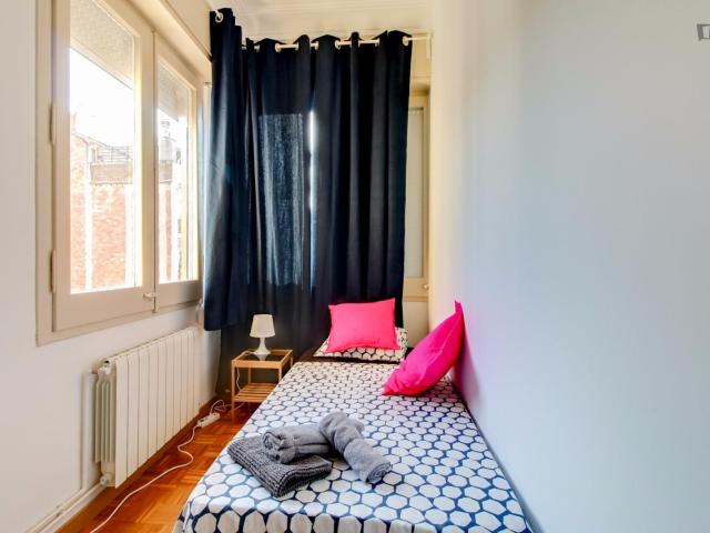 Beautiful single bedroom in a 10 bedroom flat, near Hospital Clínic metro