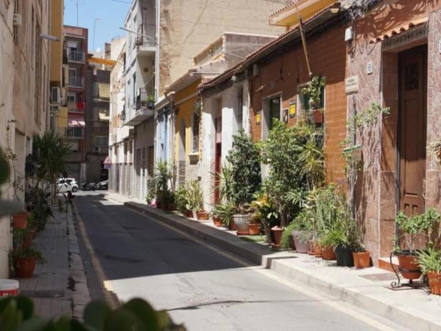 Beautiful Single Bedroom with balcony close to Del Tossal Park