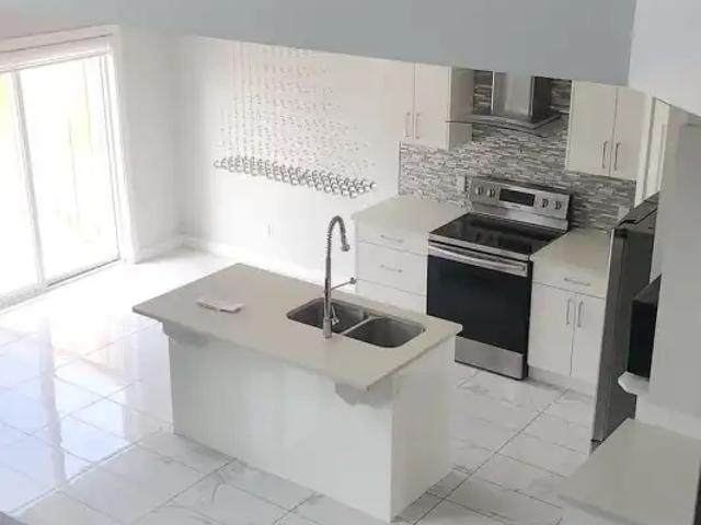 • Beautiful Spacious 3 bedrooms half Duplex Main Floor for Rent – Beaumont