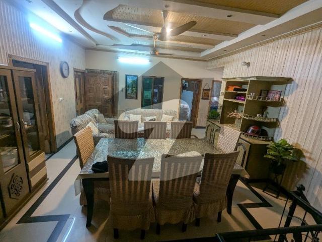 Beautiful Spacious house in Gated Colony in Khawaja Garden Hilal Road, Satyana road Faisalabad. 3 Electricity Meters. Gas, Water, Internet available. Spacious Basement Khawaja Gardens