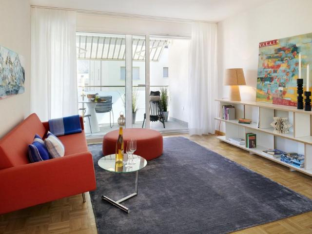 Beautiful partially renovated 3.5 room apartment located on the 1st floor