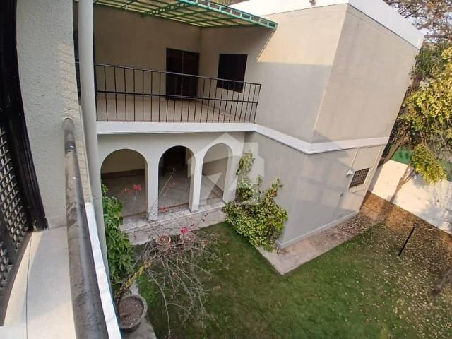Beautiful Prime VIP Location Old House For Sale 1022 Sq. Yds Ideal For Re Construction CDA Transfer