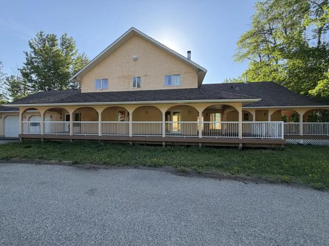 Beautiful Private 3 Bedroom 3 Bathroom Home just minutes from Grande Prairie Available Immediately