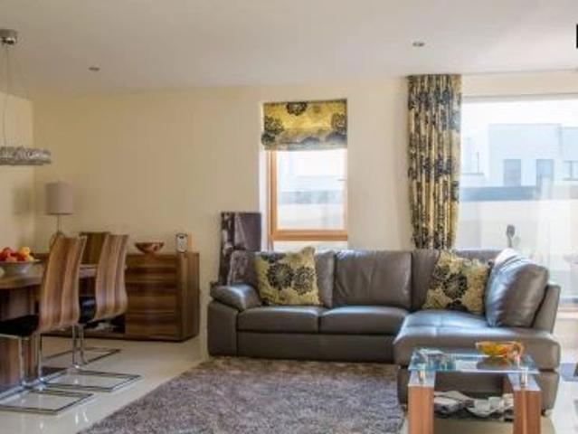 Beautiful room with ample storage in shared apartment, Whitehall
