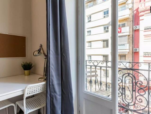 Beautiful room with double bed for rent in Eixample