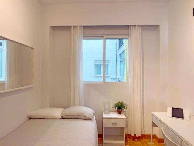 Beautiful room for rent in 4 bedroom apartment, Imperial